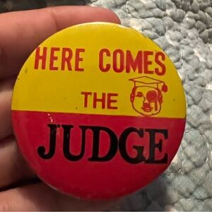 Vintage Here Comes The Judge 1.25" Pinback Button Yellow Red
